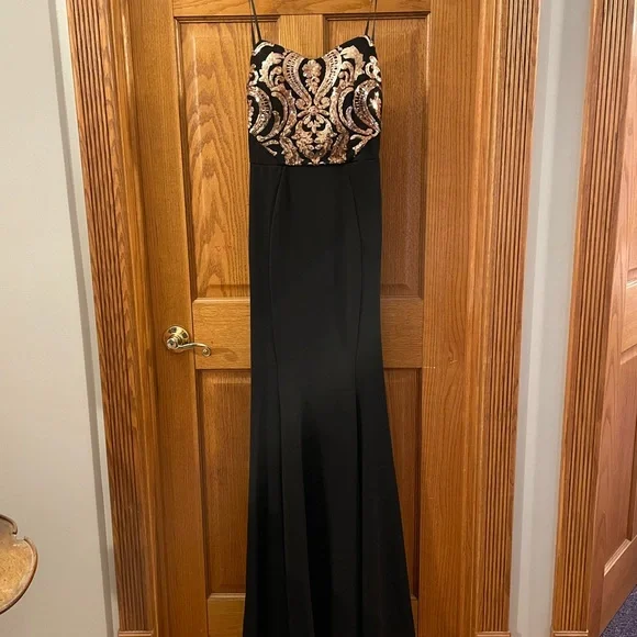Windsor Dresses | Black and Rose Gold Homecoming or Prom Dress | Color: Black/Gold | Size: S | Seektreasure's Closet Windsor Dresses | Black and Rose Gold Homecoming or Prom Dress | Color: Black/Gold | Size: S | Seektreasure's Closet